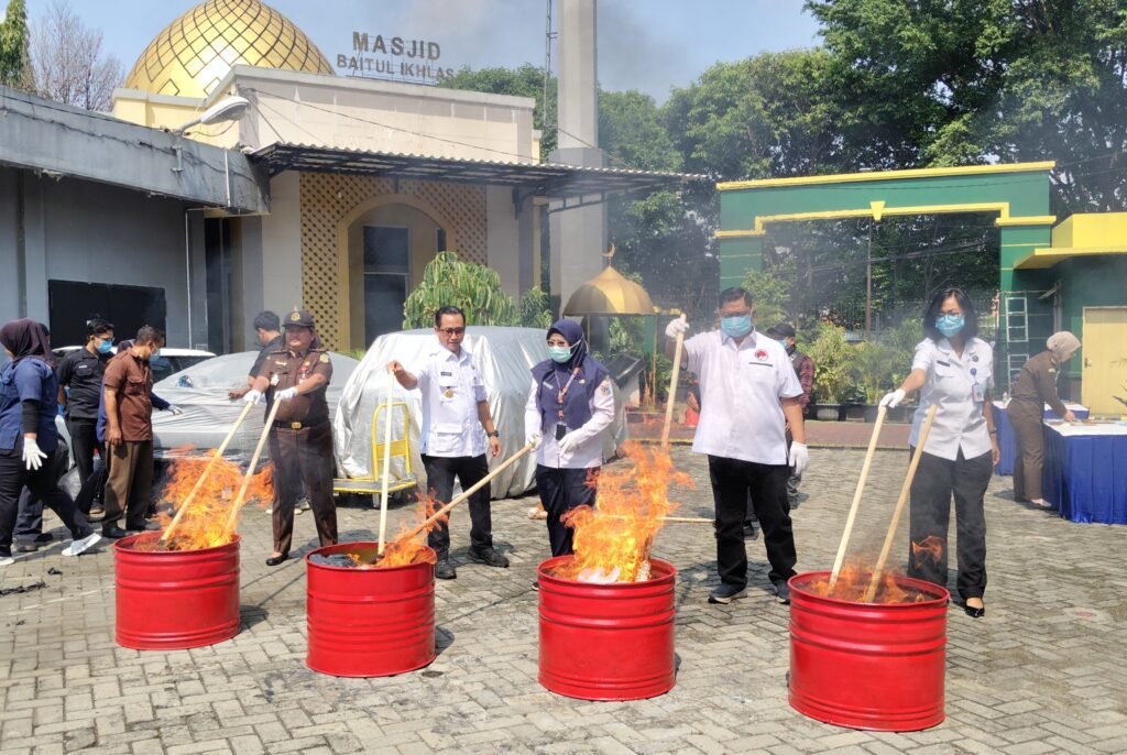 Kejari Jakarta Selatan Musnahkan Barang Bukti, Bakar Narkoba Serta Hancurkan HP dan Leptop