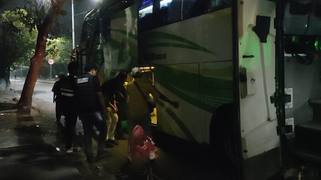 Perangi Rokok Ilegal, Petugas Bea Cukai Sasar Bus Malam Madura-Surabaya
