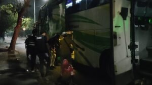 Perangi Rokok Ilegal, Petugas Bea Cukai Sasar Bus Malam Madura-Surabaya