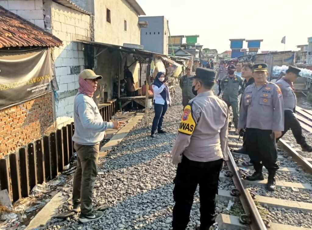 Petugas Gabungan Simokerto Sidak Lokasi Judi Merpati di Bantaran Rell Kapasari