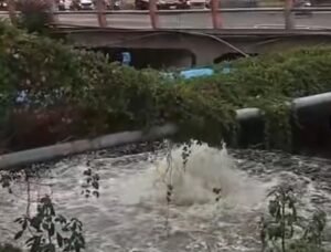 Warga Rungkut Geger Semburan Gas di Kali Gununganyar Surabaya, Petugas Pasang Garis Larangan