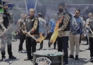 Menkeu RI Saksikan Pemusnahan Jutaan Rokok dan Miras Ilegal di Surabaya