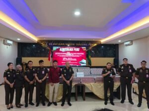 Kejari Tanjung Perak Pamer Uang Sitaan Penyelewengan Biaya Pengerukan APBS Rp70 miliar