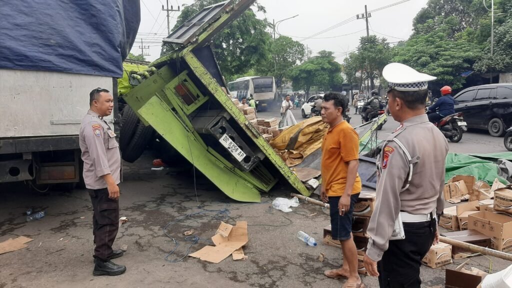 Terperosok Galian PDAM, Truk Hino Terguling di Pertigaan Sidotopo Kidul