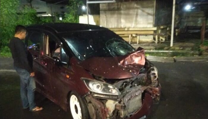 Brakk! Habib Pengirim Ayam Potong Terpental Usai Ditabrak Honda Freed di Jalan Tidar