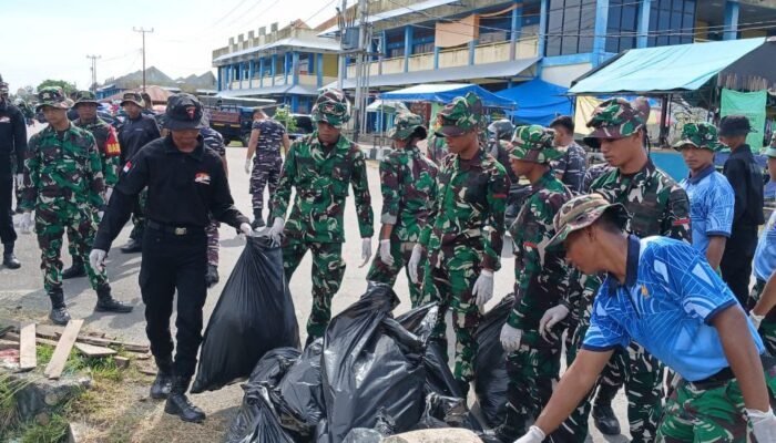 Sambut Natal, Kodim 1710/Mimika Gelar Karya Bakti Bersihkan Lingkungan Pasar