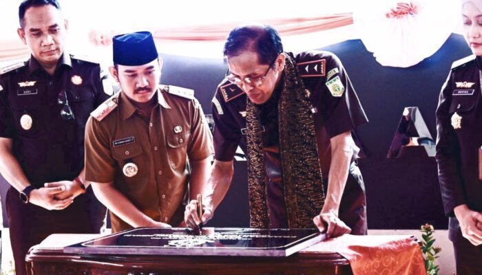 Resmikan Mess Griya Adhyaksa Kejari Bekasi, Kajati Jabar Apresiasi Pemda Bekasi