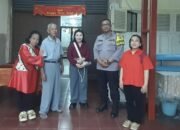 Ciptakan Rasa Aman Jelang Natal 2025, Bhabinkamtibmas Simokerto Jaga Gereja Sidoyoso