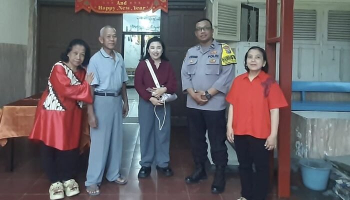 Ciptakan Rasa Aman Jelang Natal 2025, Bhabinkamtibmas Simokerto Jaga Gereja Sidoyoso
