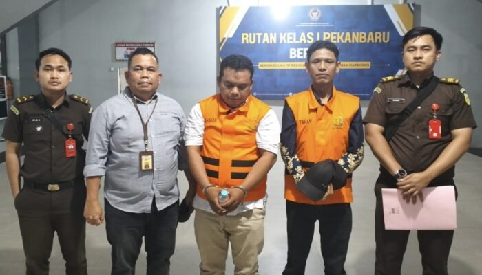 Kejati Riau Tahan 2 Tersangka Korupsi Pengelolaan Dana PI Blok Rokan di Rohil