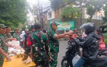 Koramil 01/Tamansari Bagi Takjil untuk Warga, Perkuat Kemanunggalan TNI-Rakyat di Ramadhan 1447 H