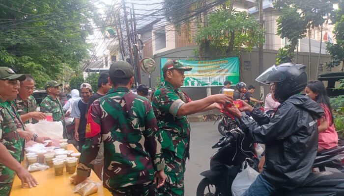 Koramil 01/Tamansari Bagi Takjil untuk Warga, Perkuat Kemanunggalan TNI-Rakyat di Ramadhan 1447 H