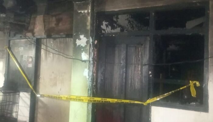 Penghuni Tersengat Listrik, Petugas Pasang Police Line di TKP Kebakaran Rusun Sumbo