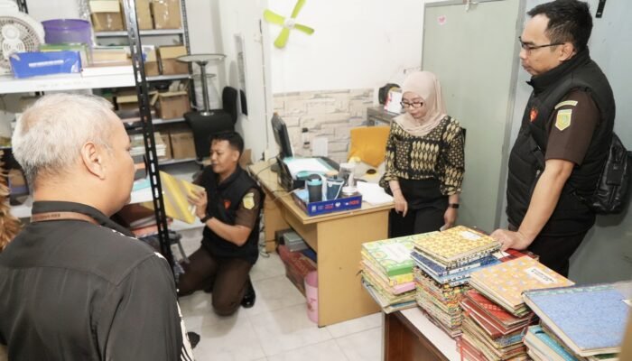 Diduga Korupsi, Kejati Jatim Geledah Kantor Taman Satwa Kebun Binatang Surabaya