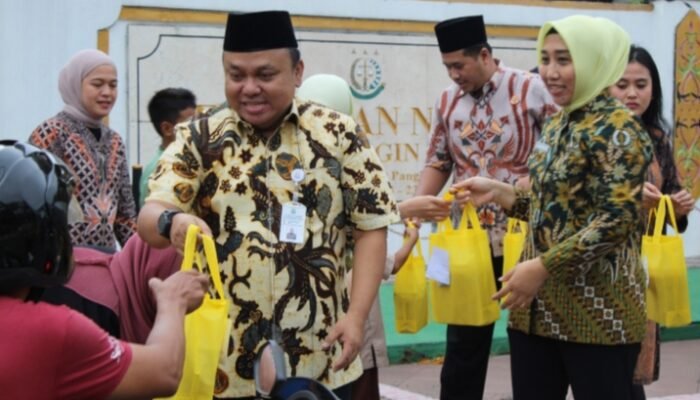 Di Pangkalan Bun, Kajari Kobar Turun ke Jalan Bagi Takjil