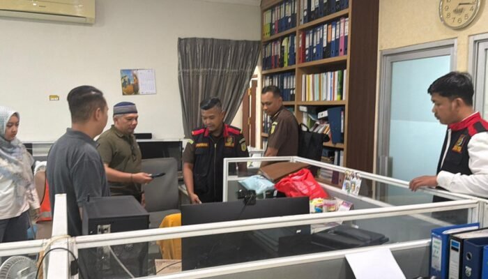 Bidik Dugaan Korupsi Ketidakbenaran Penambangan CV AJI, Kejati Kaltim Geledah Kantor ESDM