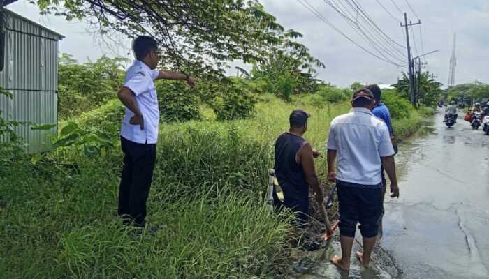 Hindari Aspal Rusak, Camat Pakal Kuras Genangan Air Hujan di Pakal Madya