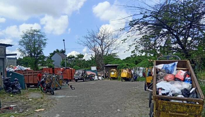 TPS Pakal Overkapasitas, 11 Gerobak Sampah Terlantar