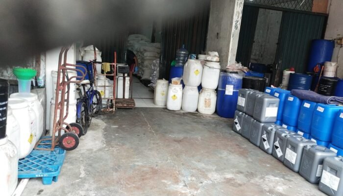Khawatir Ledakan dan Gangguan Pernapasan, Gudang Kimia di Permukiman Padat Penduduk Dikeluhkan Warga