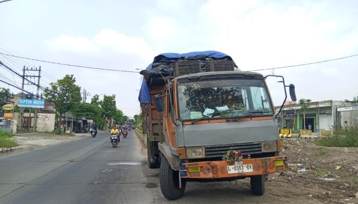 Sopir Ngantuk, Truk Sampah Ngeblong Tabrak 2 Mobil di Pakal