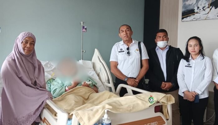 Kunjungi Korban Kecelakaan Pekerja SPPG di Langkat, BGN Belum Berikan Kepastian