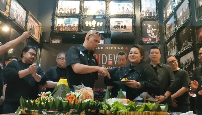 Pertama di Jawa Timur, Ahmad Dhani Opening Kopi Dewa 19 di Kota Pahlawan