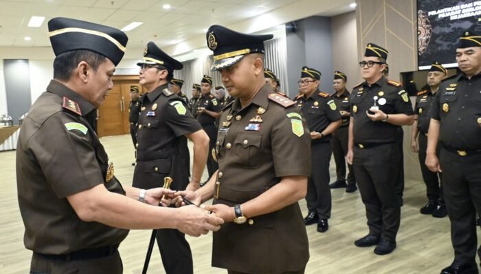 Lantik Asintel dan Kajari Kota Cirebon, Kajati Jabar Tekankan Inovasi di Era Digital