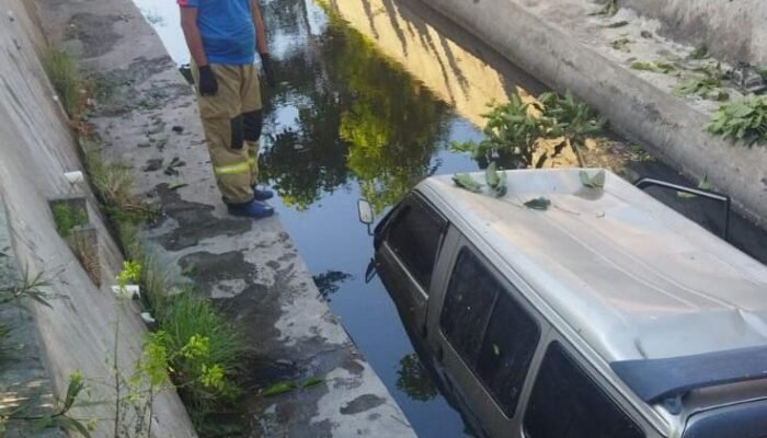 Mobil Ubaya Masuk Saluran Air, Pengemudi Syok