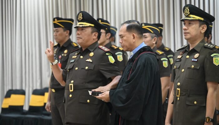 Kajati Jabar Lantik Kajari Kabupaten Sukabumi Tumpal Eben Ezer Bersama Koordinator