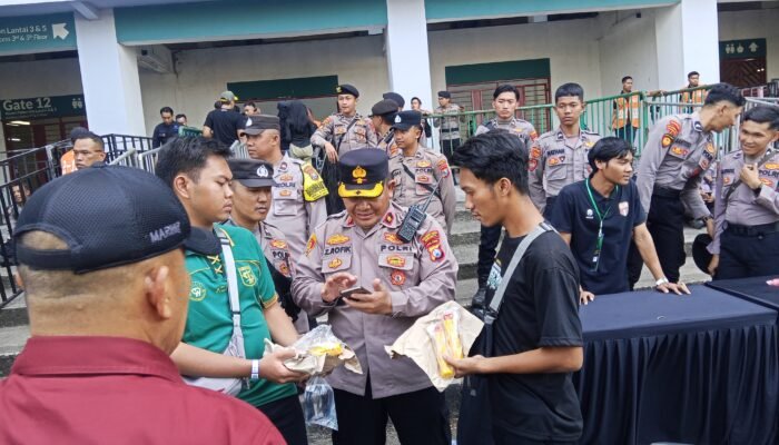 Polisi Gagalkan Nasi Bungkus Berisi Flare di Gelora Bung Tomo Surabaya