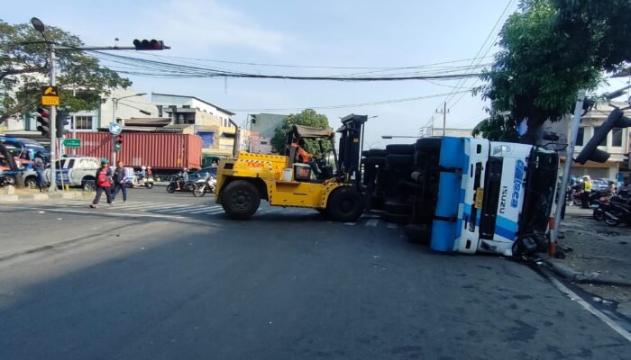 Terobos Traffic Light, Kontainer Muat Garam Terguling, Jalan Kenjeran Macet Total