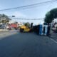 Terobos Traffic Light, Kontainer Muat Garam Terguling, Jalan Kenjeran Macet Total