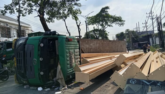 Kelebihan Muatan Baja, Trailer PT Vasa Terguling di Simo Jawar