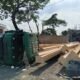Kelebihan Muatan Baja, Trailer PT Vasa Terguling di Simo Jawar
