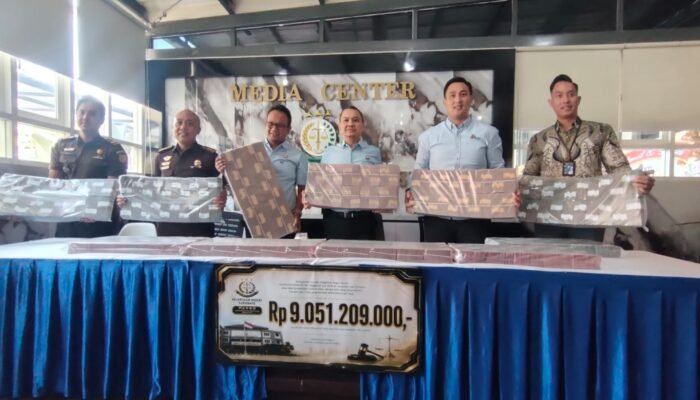 Kejari Surabaya Serahkan Uang Judol Rp9 Miliar ke Negara