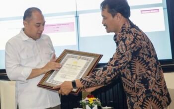 Kolaborasi Cegah Radikalisme dengan Densus 88, Kapolri Berikan Penghargaan Pemkot Surabaya