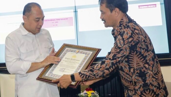 Kolaborasi Cegah Radikalisme dengan Densus 88, Kapolri Berikan Penghargaan Pemkot Surabaya