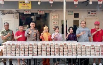 Jumat Berkah Jelang HUT ke-81 RI, RW 01 Glodok Bersama Tiga Pilar Bagikan 700 Paket Makanan