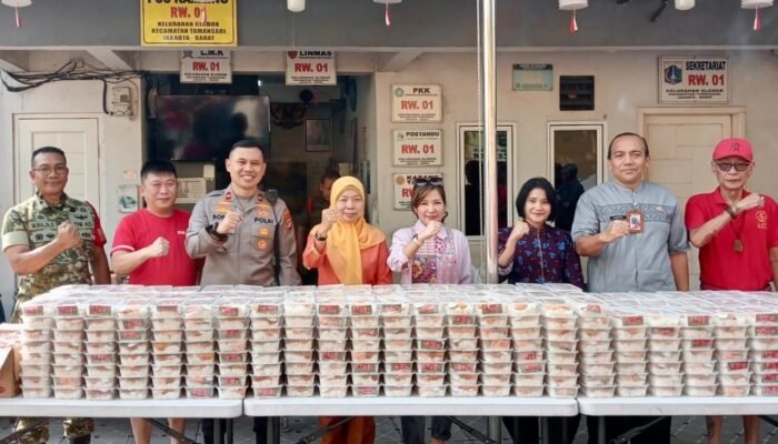 Jumat Berkah Jelang HUT ke-81 RI, RW 01 Glodok Bersama Tiga Pilar Bagikan 700 Paket Makanan