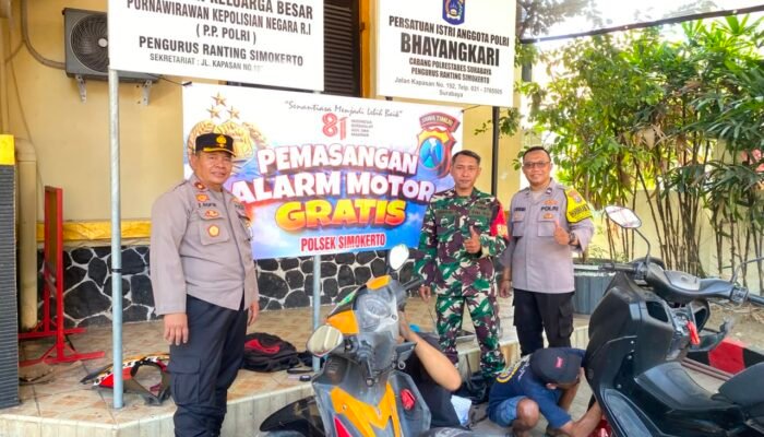 Sambut HUT RI ke-81, Polsek Simokerto Bagikan Alarm Motor Gratis