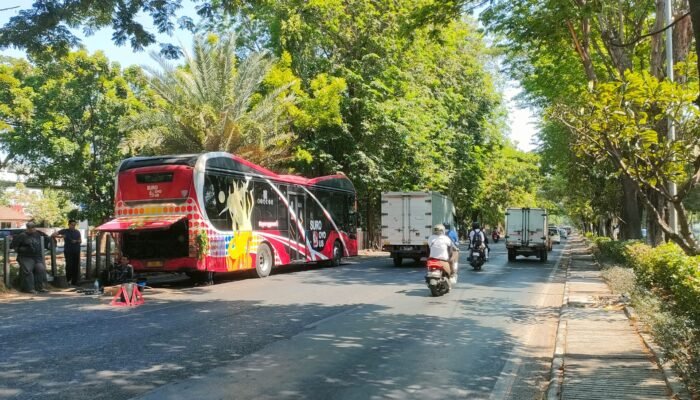 Bus Ikon Suroboyo Mogok Semalaman di Jalan Ahmad Yani, Akibat Salah Pasang Packing Kompresor