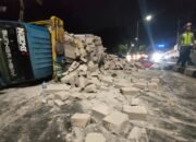Tersenggol Bus, Truk Bermuatan Bata Ringan di Surabaya Terguling
