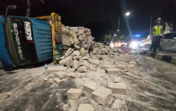 Tersenggol Bus, Truk Bermuatan Bata Ringan di Surabaya Terguling