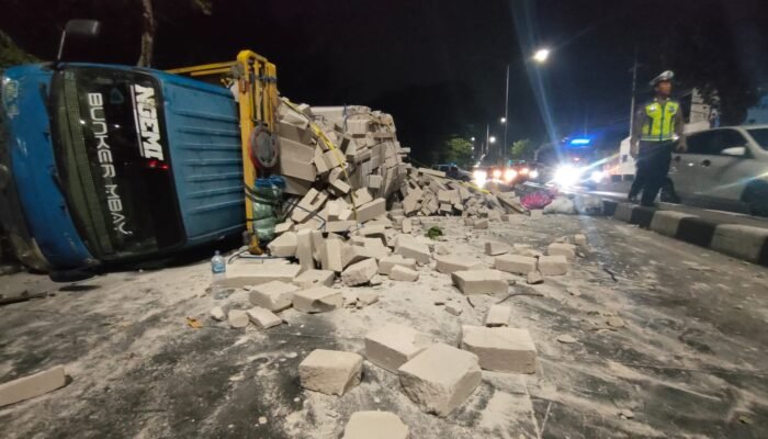 Tersenggol Bus, Truk Bermuatan Bata Ringan di Surabaya Terguling