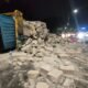 Tersenggol Bus, Truk Bermuatan Bata Ringan di Surabaya Terguling
